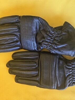 Source Unknown Black Leather Women's Gloves with Quilted Wrist Detail